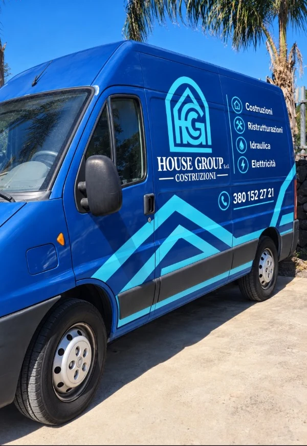 Furgone blu House Group personalizzato con il logo aziendale e i servizi